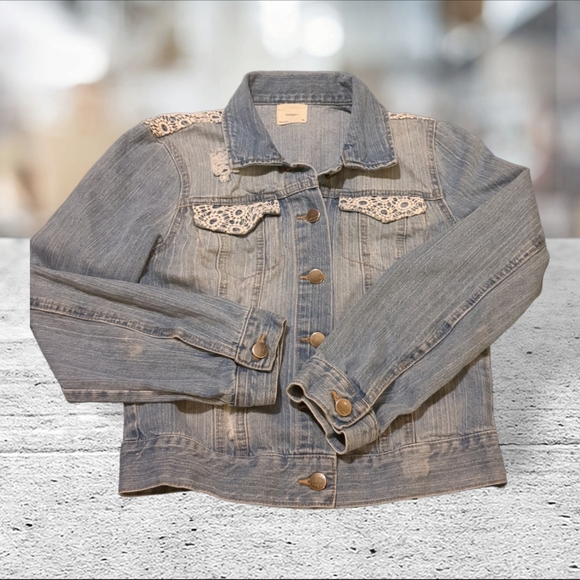 Harper distressed with lace overlay on light wash denim jacket size M - Picture 1 of 14